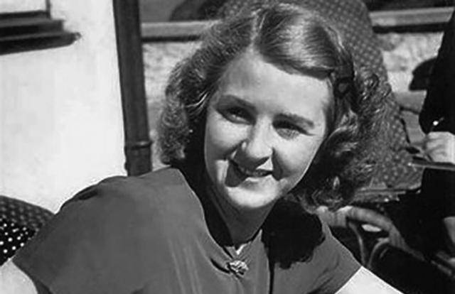 此时陪着希特勒的是他的女人爱娃·布劳恩.