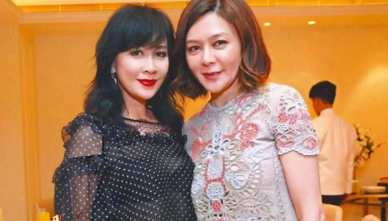 关之琳刘嘉玲罕同框,差4岁颜值成对比,二人曾传因富商毁闺蜜情_美人