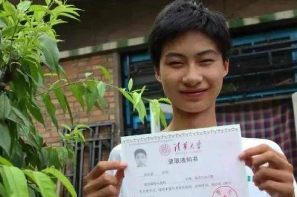 原创            父亲精神失常、母亲卧床，儿子庞众望744分考入清华，后来怎样了-父亲突然离世后的哀思
