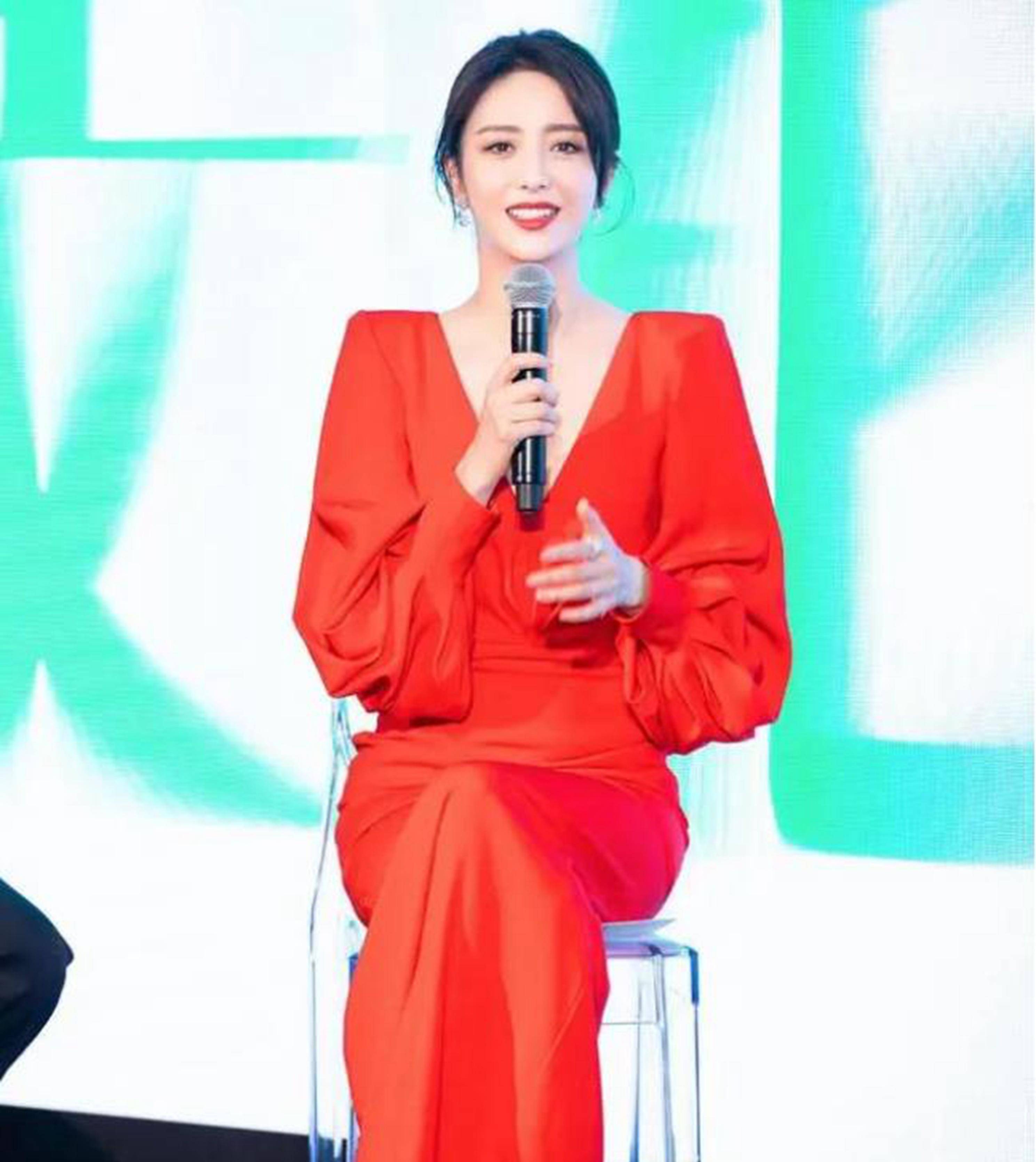 佟丽娅一袭红裙"我太棒了",穿搭从不复杂,自带高级美感_连衣裙_感觉