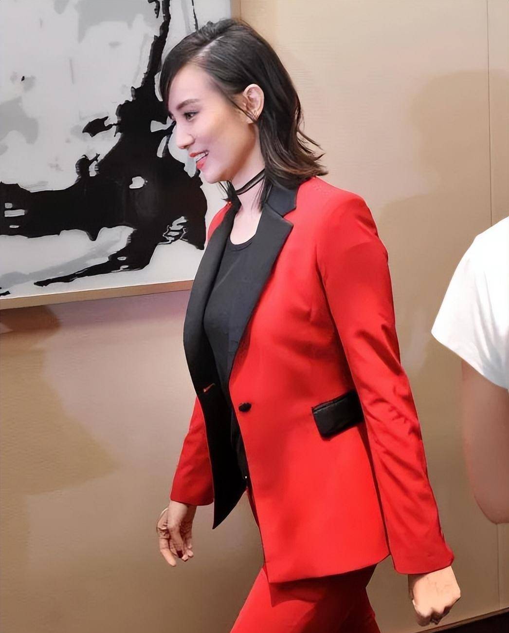 宋佳身材火辣!他穿着一套鲜红色的西装.修身版型凸显你迷人的曲线.