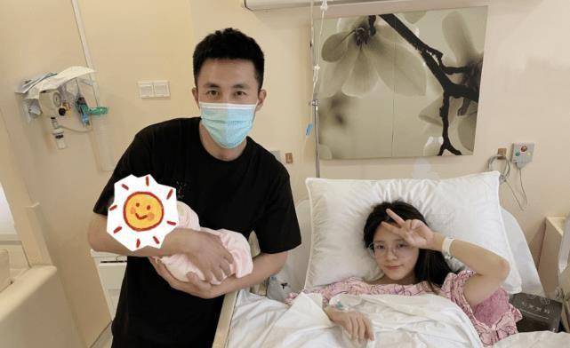 杜淳自曝陪王灿坐月子瘦7斤,掀衣服秀腹肌,被粉丝吐槽太油腻_老公