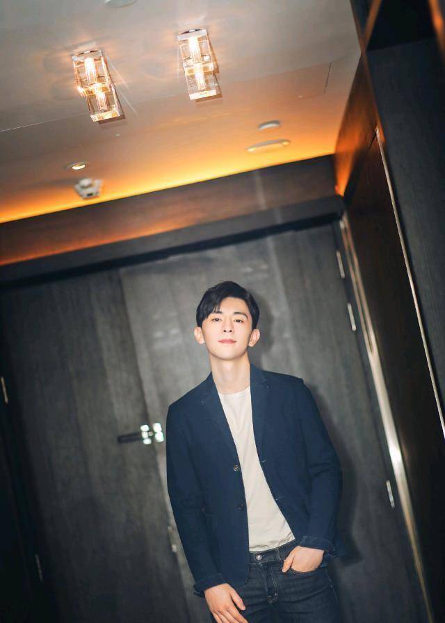 邓伦米兰街拍曝光,印花衬衫清新简约,颜值和气质都太优越!