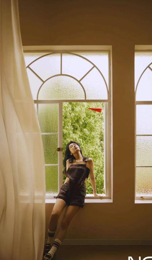 杨紫佳人暑期大片曝光!妆容独特,红唇美极了_绿色_自然_花丛