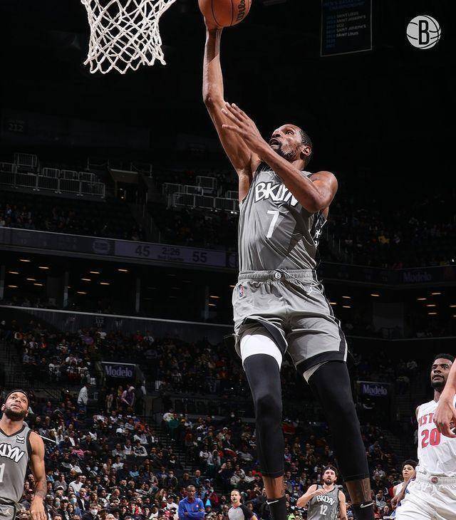 kd打成2 1给后辈上课,此时巴克莱中心的球迷集体为他高呼mvp