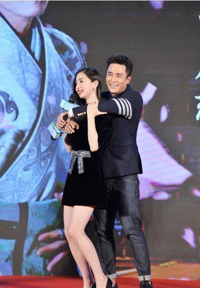 与杨颖有多次肢体接触,被网友批评不忌讳_互动_关系_视频