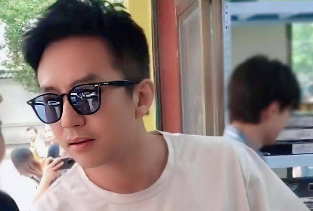 邓超新综路透,帮路人洗头又当打工仔,"超鹿赫变形计"让人期待_网友