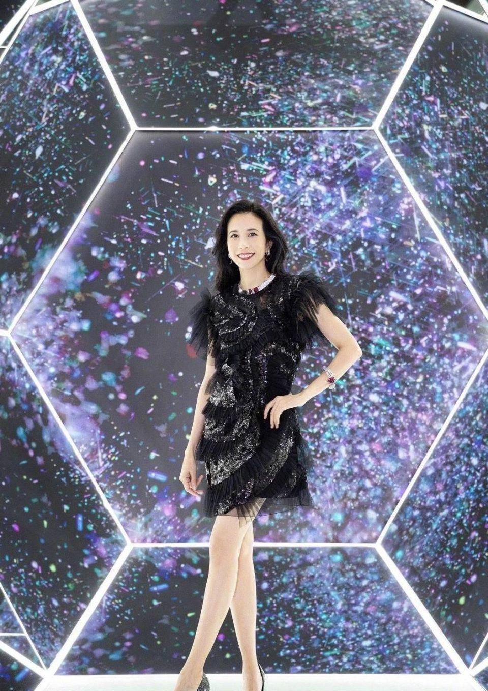 莫文蔚的腿价值3000万,她穿着短裙,腿又细又长,女人羡慕他们_的优点