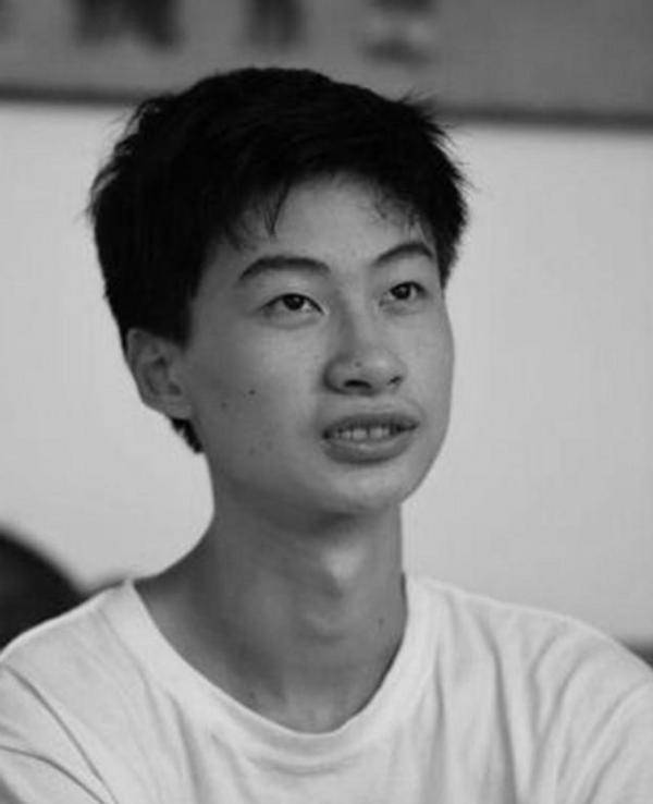 原创            父亲精神失常、母亲卧床，儿子庞众望744分考入清华，后来怎样了-父亲突然离世后的哀思