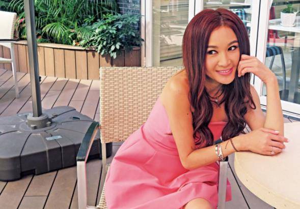 55岁温碧霞海边荡秋千!