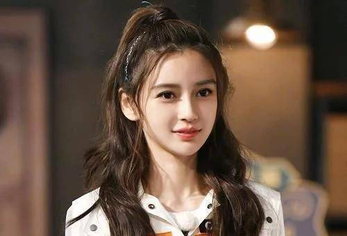 和年轻的宋祖儿,有才的李雪琴一起,32岁杨颖,仿佛聊不到一起_年龄