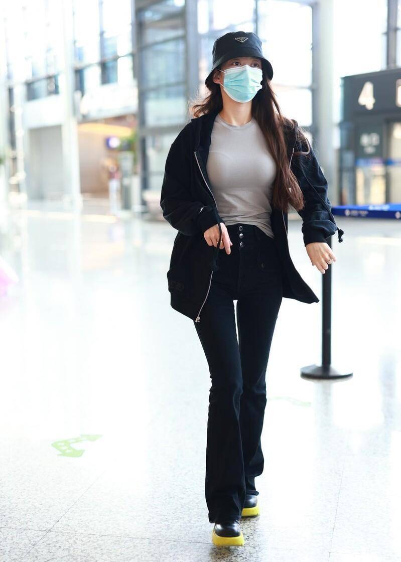 吉娜像超模一样,穿着无接缝的衬衫秀出"巴掌腰带",胸前凸得过分!