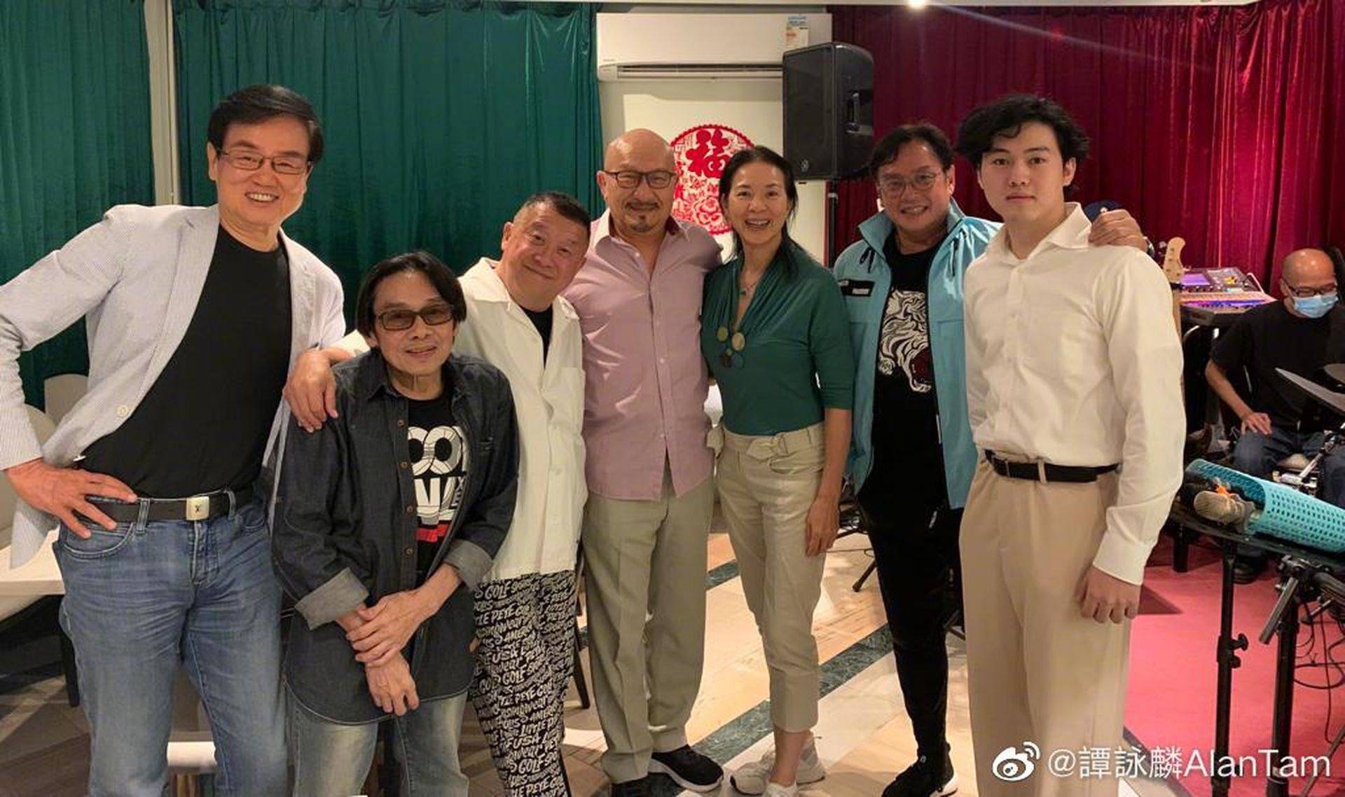 黄百鸣与电影人聚会,63岁郑文雅罕见露脸,难掩岁月痕迹风采依旧