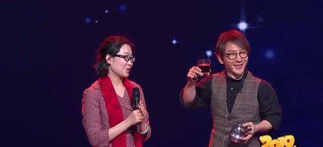 他甚至把"杨小姐"叫成了"叶小姐".