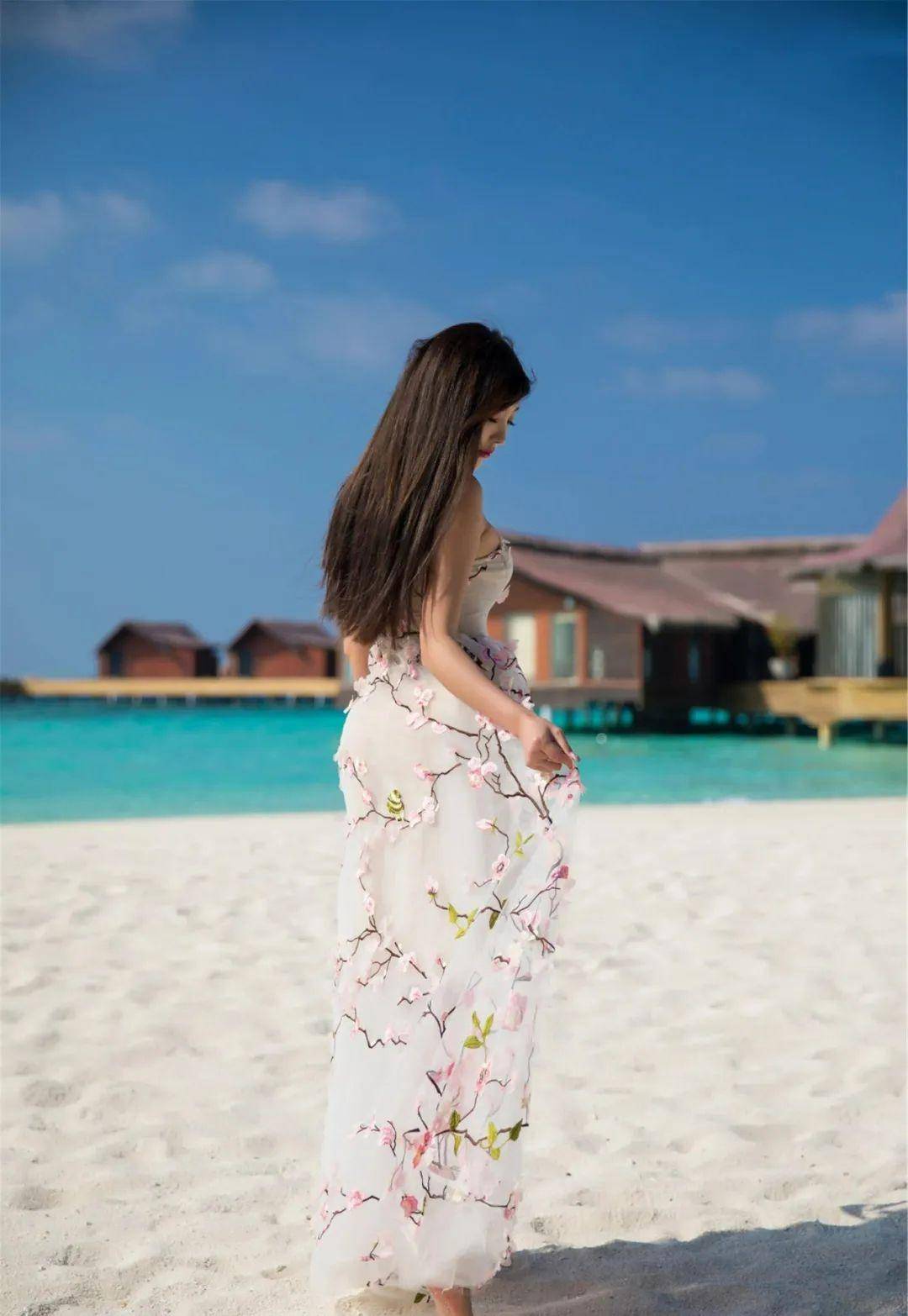 杨晨晨穿搭公开:桃花点缀碎花裙,宛如林中公主花仙子_魅力_时尚_造型