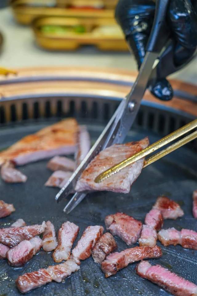 银川新晋首尔烤肉大排档,稻草烤肉从没吃过!_五花肉_烤制_店里