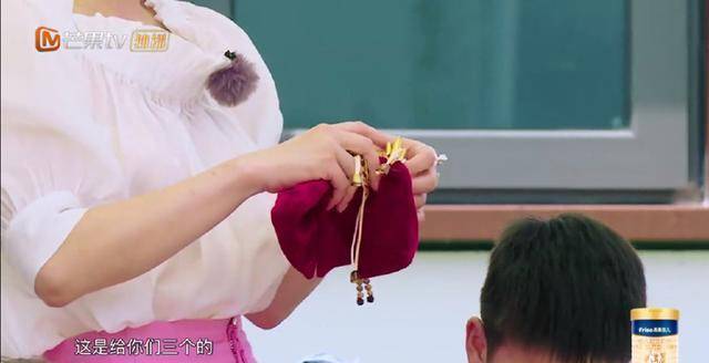 比起黄圣依送名贵佛珠,贾静雯100多块的礼物虽然廉价但却最用心_邓莎