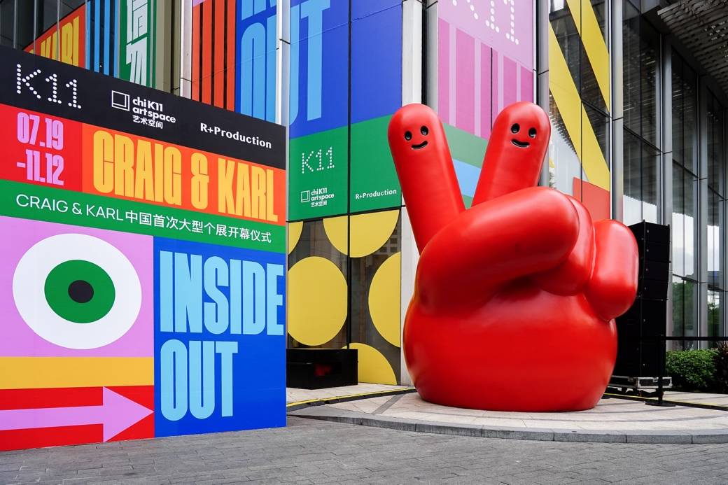 把轻松诙谐的笑脸呈现在象征和平与胜利的"peace"手势上,让人们对身边