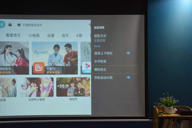 家用投影仪怎么选？小巧轻便AOC F1智能投影，千元价位也有好画质