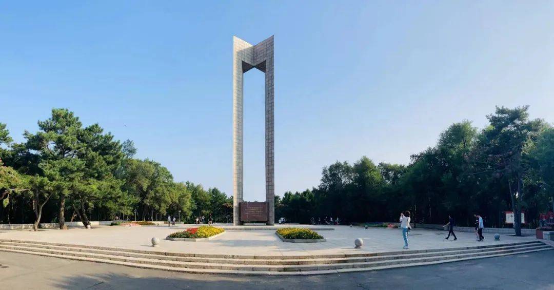 长春市人民广场纪念碑图片