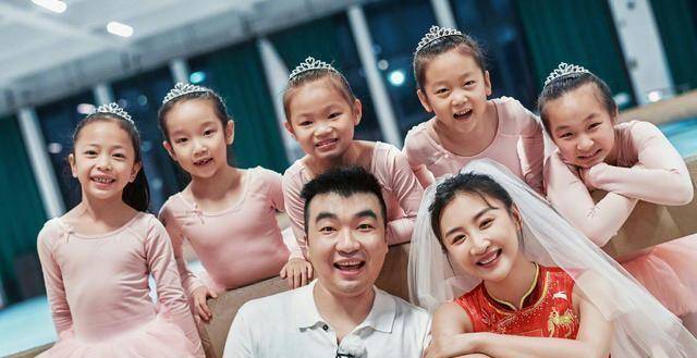 何雯娜身穿奥运婚纱与梁超亮相《婚前21天》,满满的爱意与浪漫_婚礼