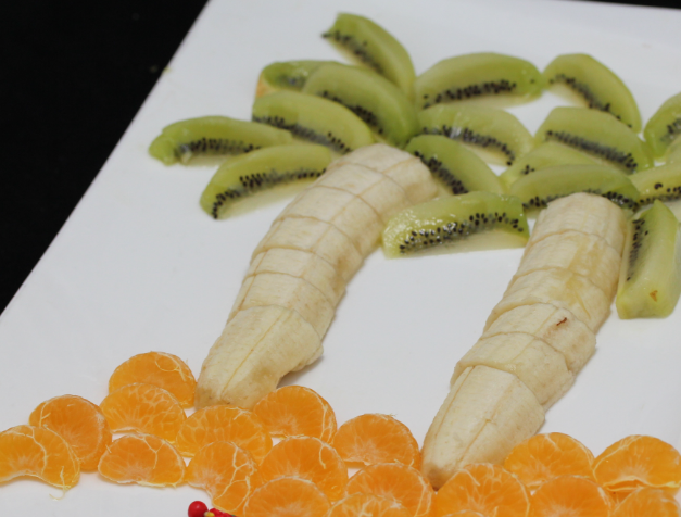 四位保姆来我家应聘,每人切一份水果拼盘,媳妇直接选了最后一位_阿姨