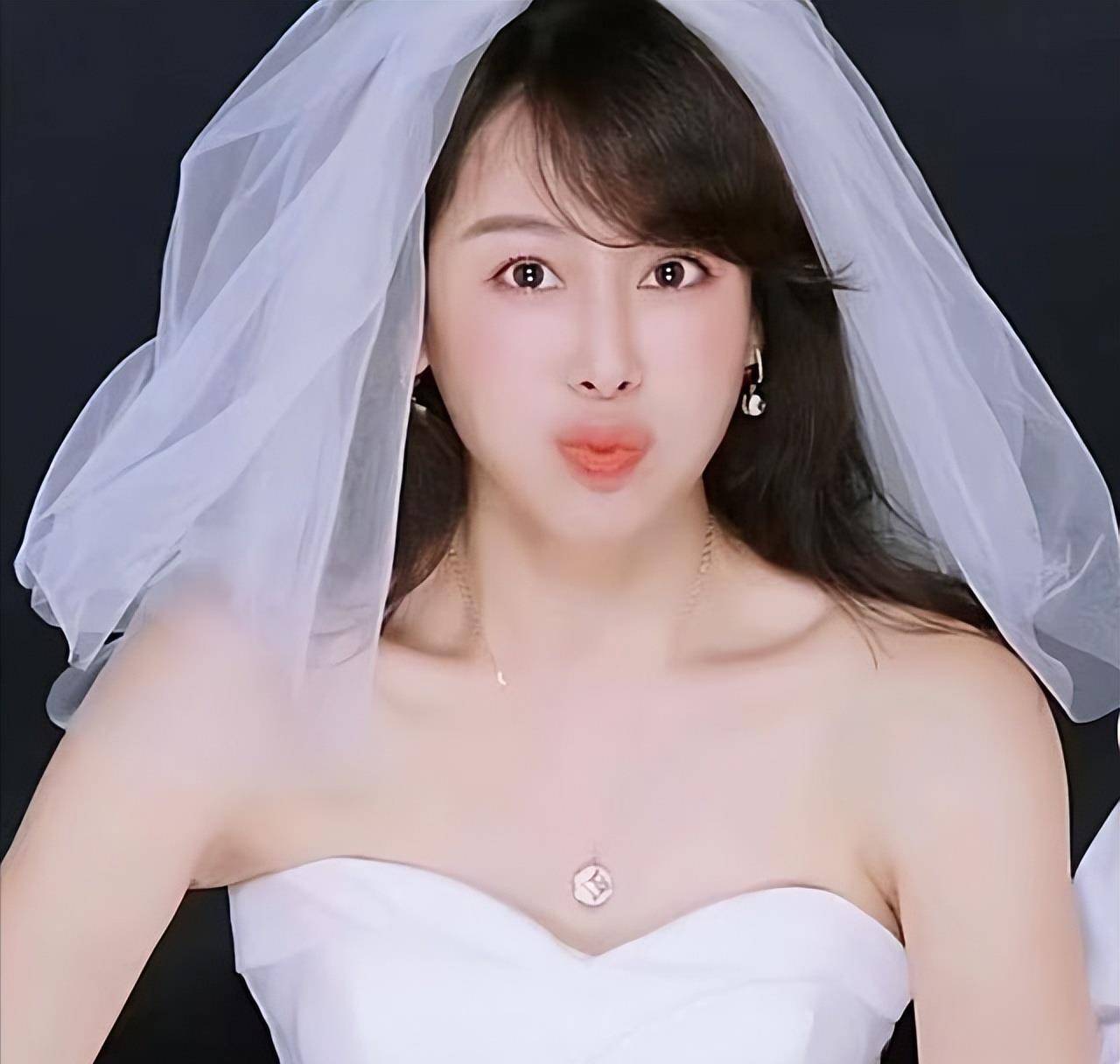 地方著名演员田慧定居国外,住豪宅好惬意,年近50和母亲相依为命_生活