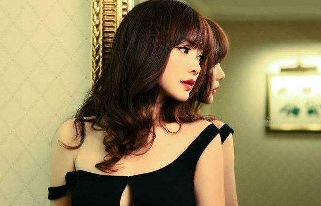 但是这却加重了柳岩的"罪行",她还是被大多数明星孤立,没有演出,也没