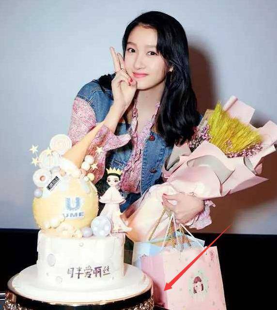 关晓彤生日鹿晗送镶钻蛋糕,无名指上戴的引热议,一般人羡慕不来_礼物