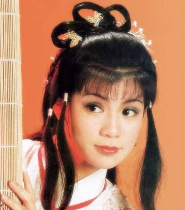 空气刘海的她,略带忧郁,一颦一笑好似穿越回古代,真的如同大小姐一般!