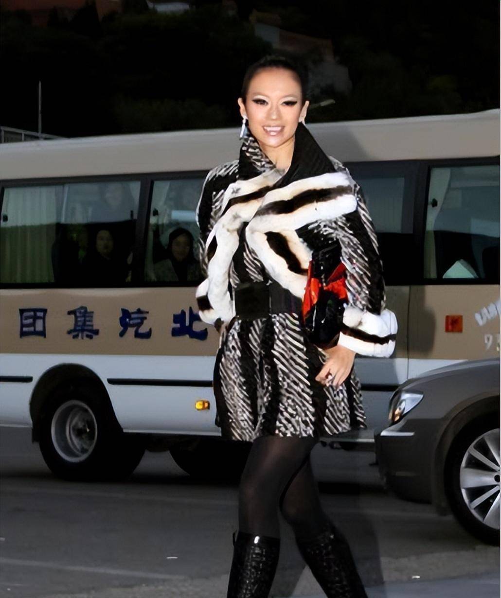 时尚袜加上貂绒连衣裙,章子怡变身大小姐,网友:太棒了!