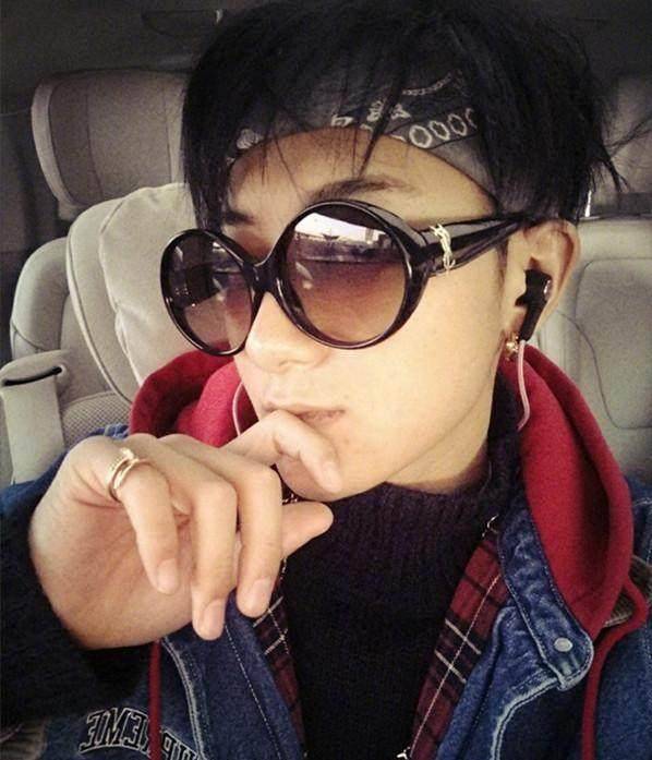 黄子韬穿这衣服本来挺有男人味的,戴上这种耳坠后就不一样了!