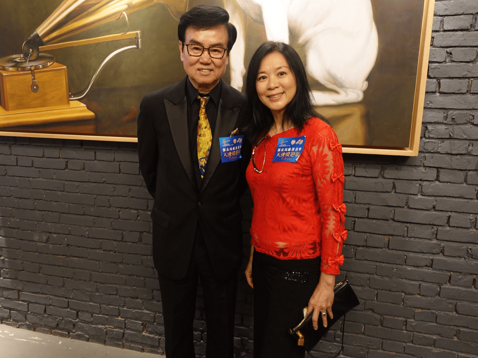 黄百鸣与电影人聚会,63岁郑文雅罕见露脸,难掩岁月痕迹风采依旧_徐克