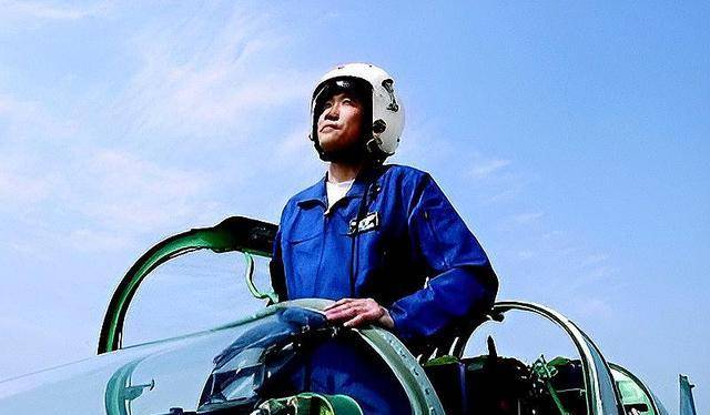 梁万俊:放弃逃生机会迫降试飞战机,为国家挽回损失,荣立一等功_飞机