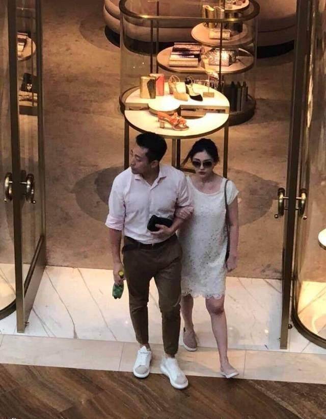 大s瘦身成功?一张合影却暴露胳膊比路人都粗!