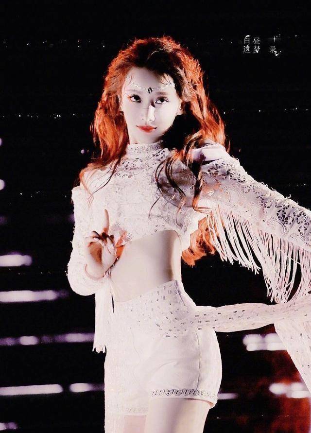 姜贞羽二次公演舞台妆容造型太绝了,神似芭比娃娃,精致又美艳!