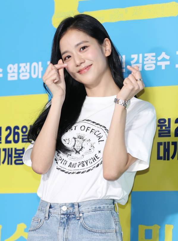 blackpink金智秀回应护照页不够用,海外行程太多,只能多办几本_jisoo