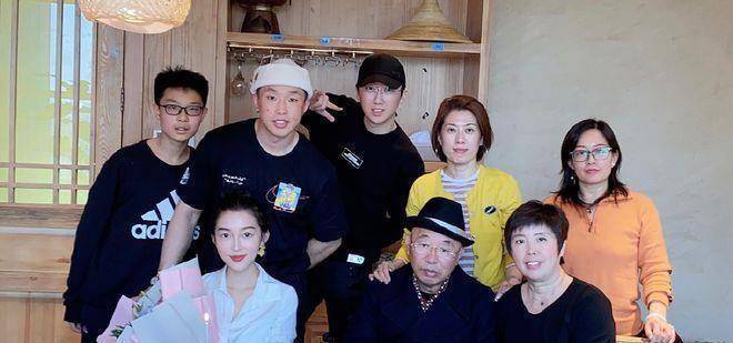 德云社晚宴当众崩溃,趴在王九龙身上哭,压力太大_少兵_孩子_生活