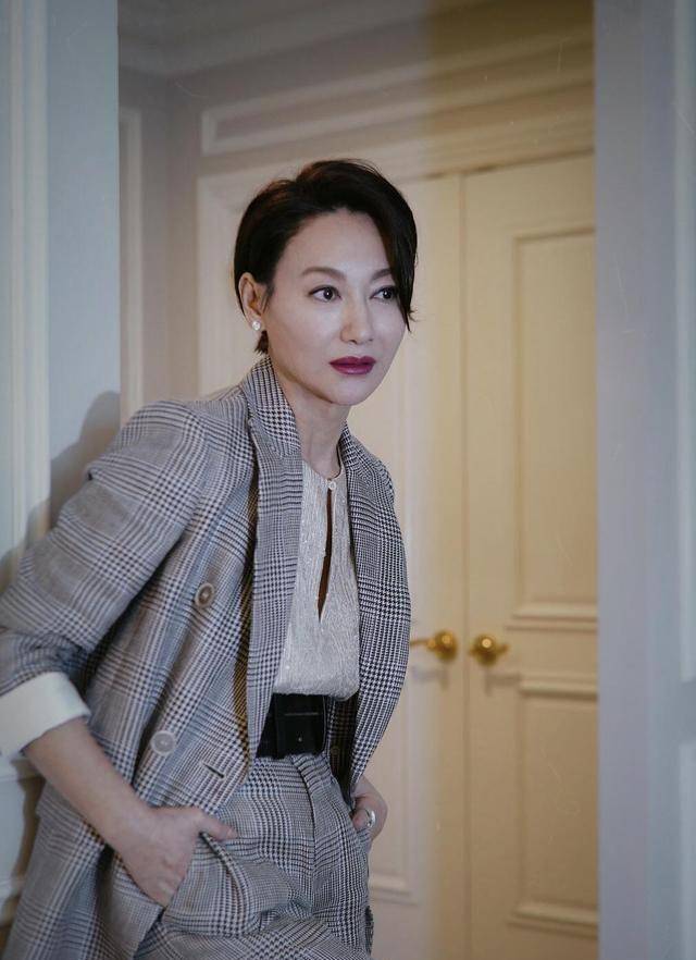 惠英红太会了,干练短发配格纹西装气场十足,非常有范儿!