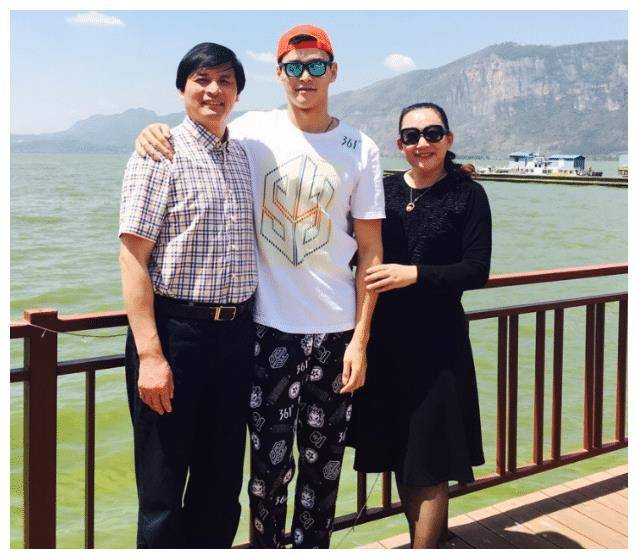 孙杨家庭聚会合照曝光,张豆豆手挽婆婆,孙妈妈面露笑容一脸慈爱_网友