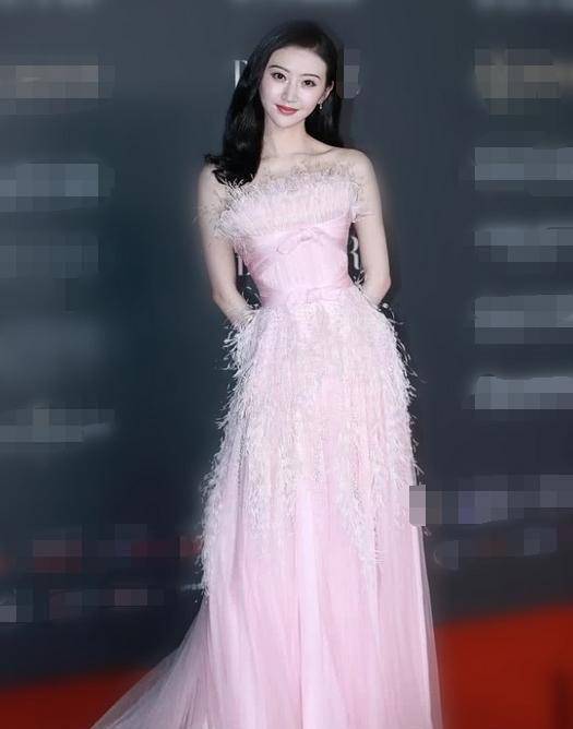 景甜和baby同穿粉色抹胸裙斗艳,终于见识了富态美和骨干美的差距_杨颖