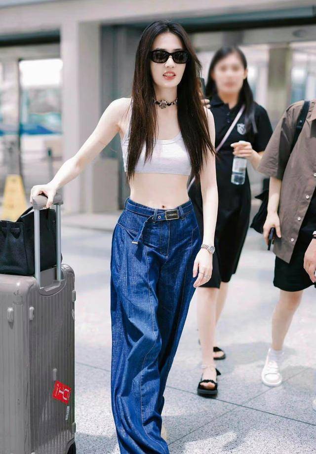 徐璐真不把粉丝当成外人,他去机场成为美女中心,感觉"穿搭自由"!