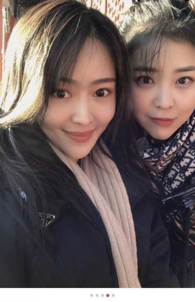 开豪车进故宫,穿得却像个网红,格纹裤羽绒服碾压的级炫富你得服_高露