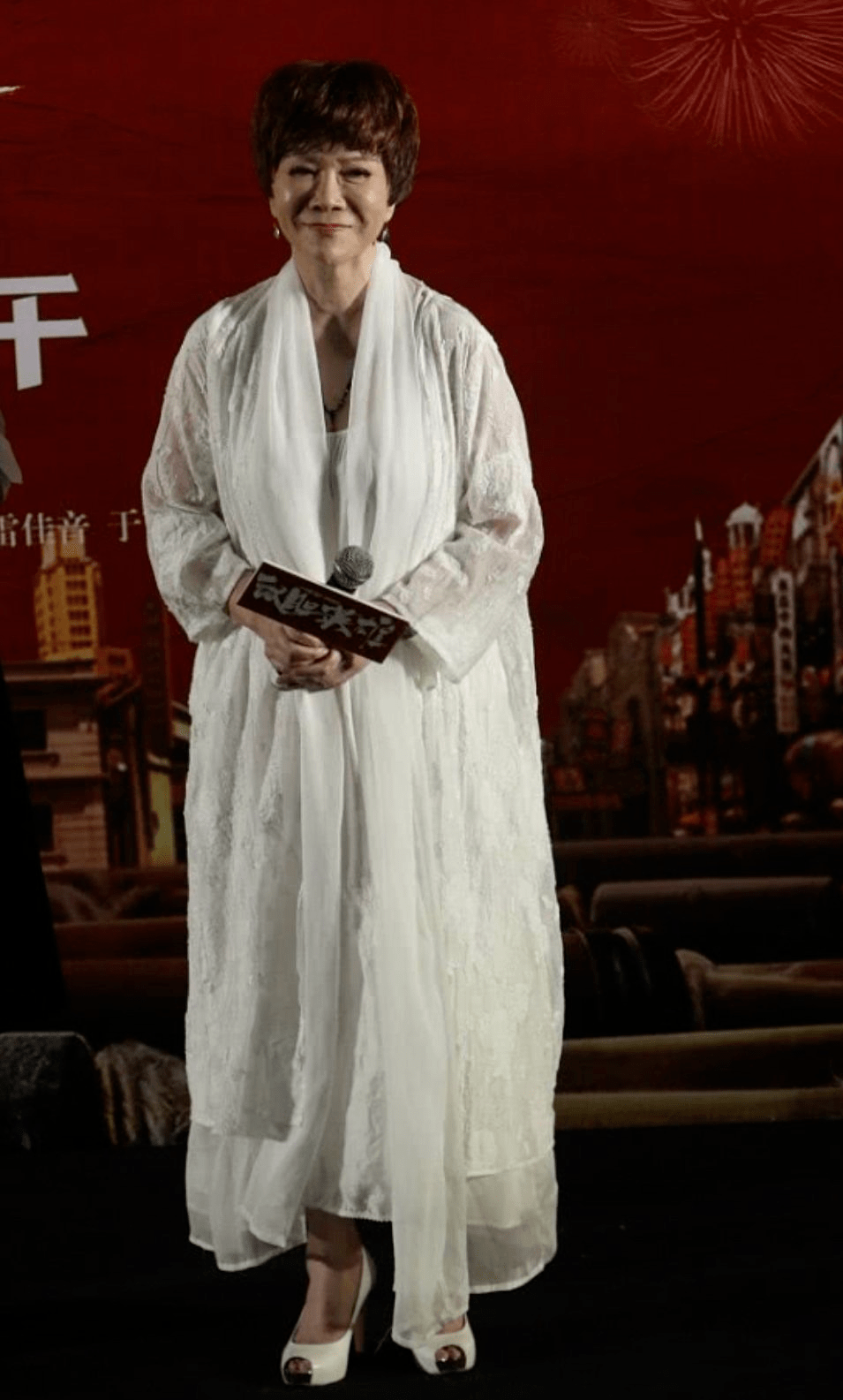 蔡明这样走机场多好,穿老年人衣服还素颜,比花里胡哨扮嫩强太多_气质