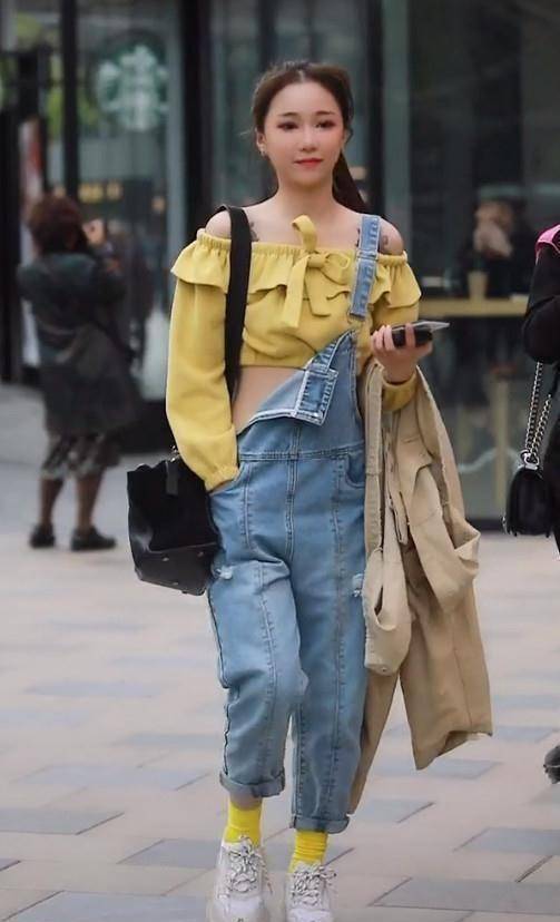 美女真大胆,为了露腰穿肚脐装,还把背带裤放了下来,厉害了!