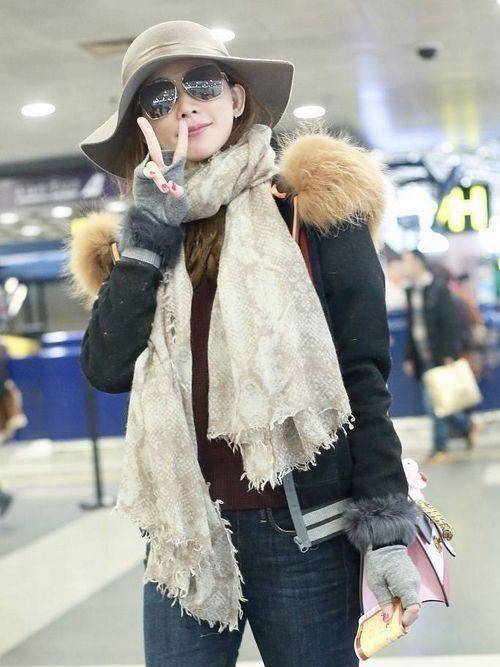 林志玲得罪了造型师吗?网友:明星的衣服也会粘毛!_言承旭_卖萌_穿着