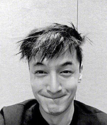 胡歌晒自拍称我就笑笑结果评论全是笑裂的老胡_笑容_穿着_魔性