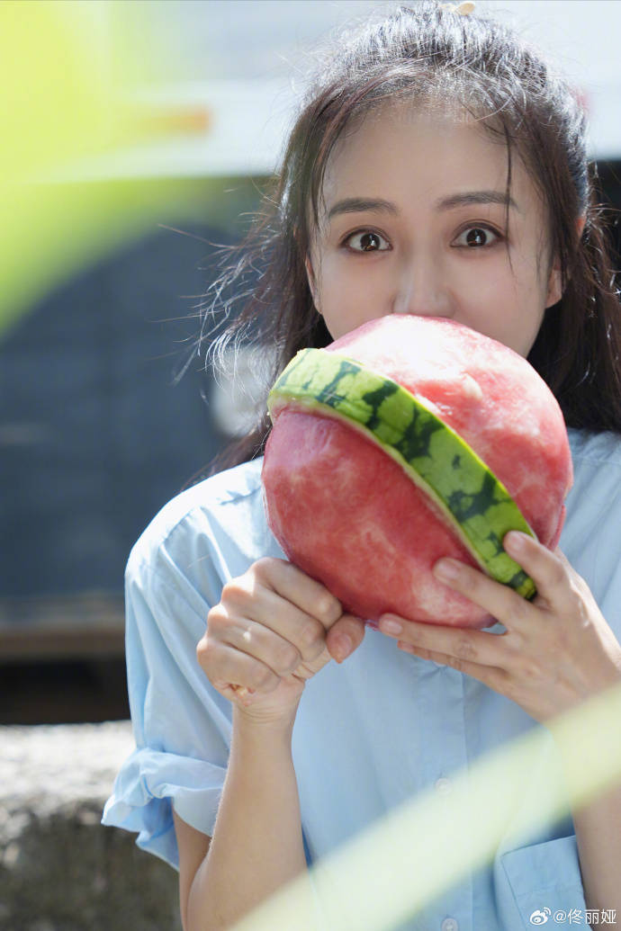 佟丽娅分享夏日美照,手捧西瓜棒棒糖俏皮可爱,笑容温柔似初恋_陈思诚