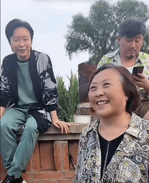 44岁李玉刚现身农村老家,住破旧土砖房接地气,家中大门已生锈_东北