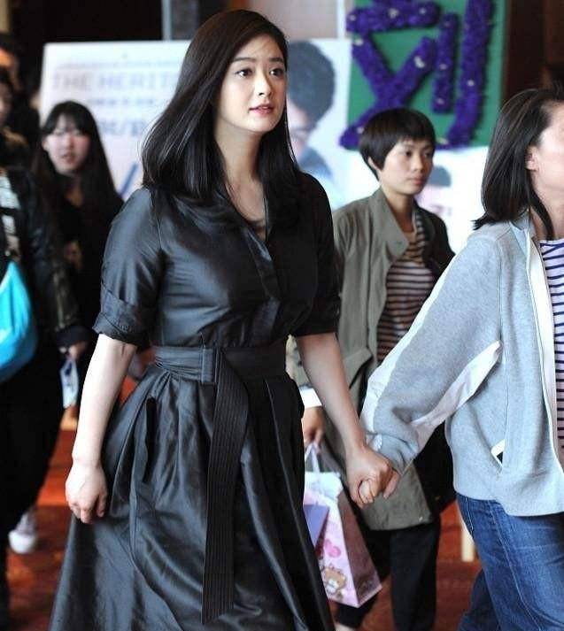 长得美身材差,长得丑身材好,这10位明星的脸和身材,真是不搭